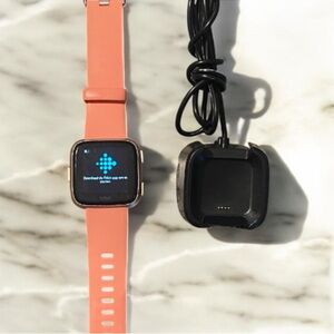 Fitbit Versa FB504 Smartwatch with Charger